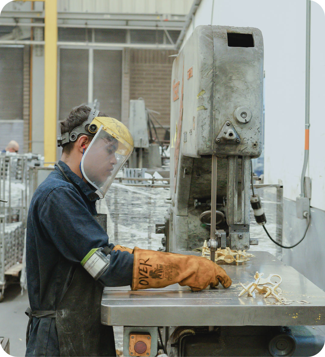 Técnico trabajando con equipo industrial